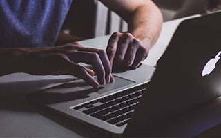 松弛！谢尔基对阵切尔西的比赛中玩立水瓶游戏